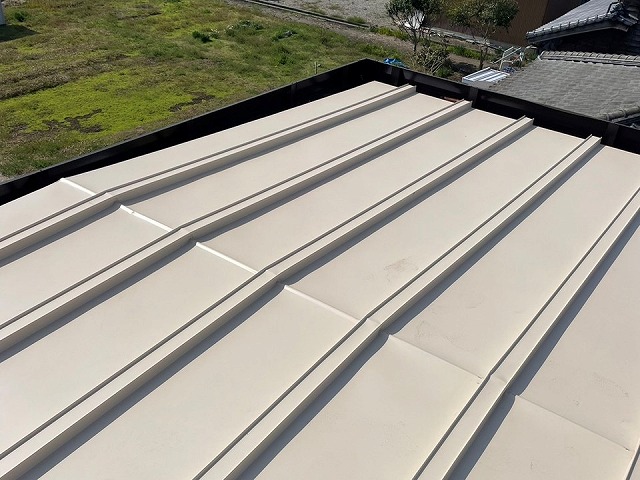 瓦棒葺き屋根に対するカバー工法の施工完了状況