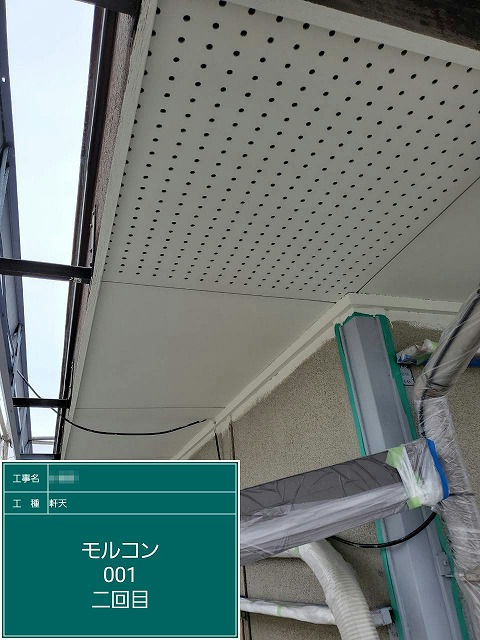 外壁塗装工事の軒天塗装工程2回目施工