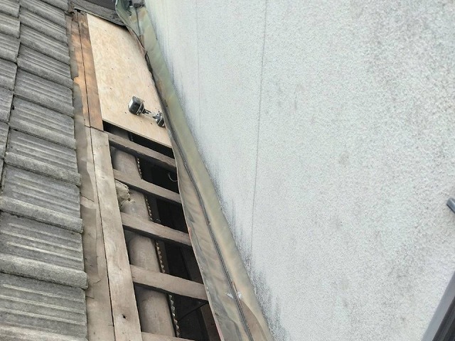 新しい構造用合板への張り替えを開始した屋根下地の状態