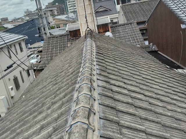瓦ズレ補修とラバーロック施工が完了した隣家屋根の全景