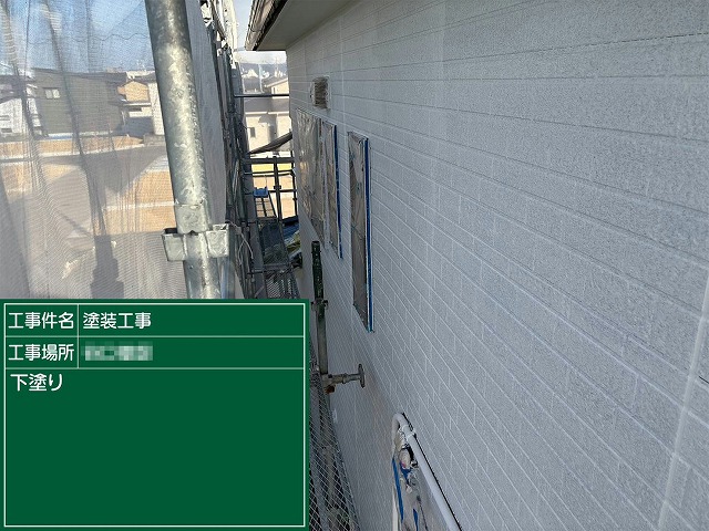 サイディング外壁塗装工事の下塗りが完了した住宅外壁の様子