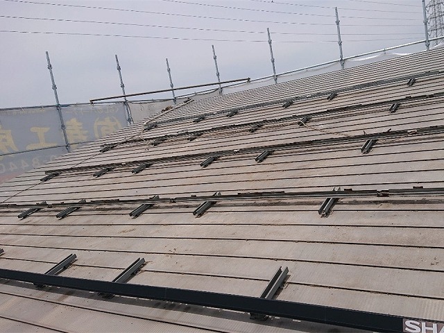 鳥の巣対策や屋根塗装のために行った太陽光パネル取り外しと清掃が完了