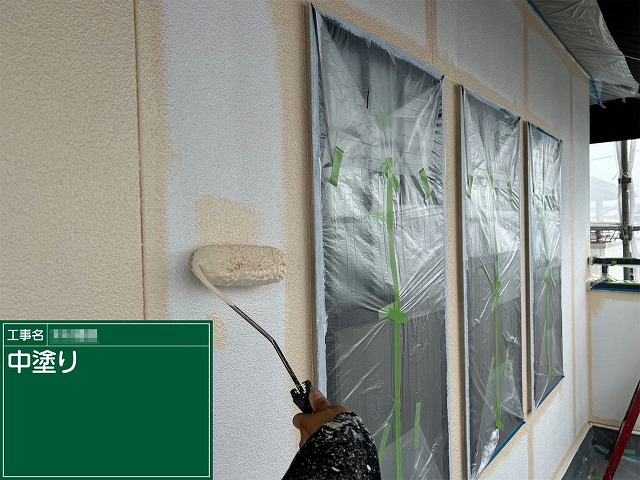 サイディング外壁塗装工事3回塗り工程の中塗り施工状況