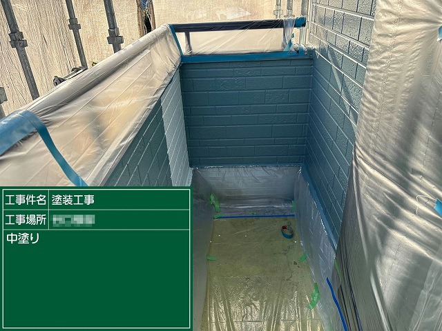 雨漏り修理を行ったベランダ部分の中塗り塗装の様子