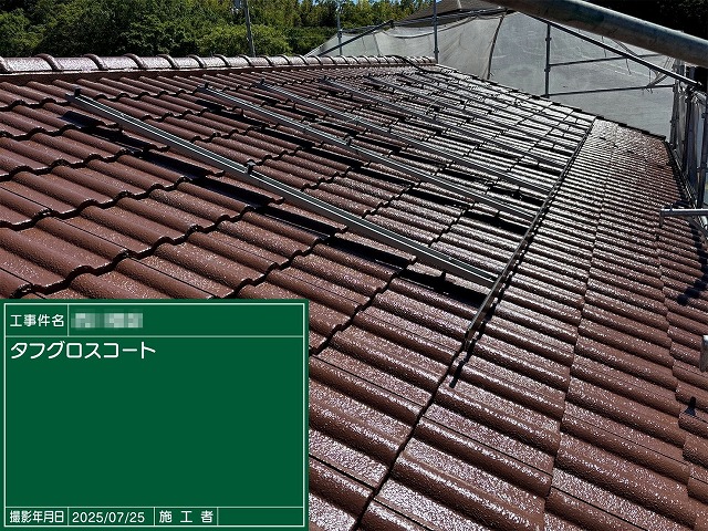 タフグロスコート仕上げ後のモニエル瓦屋根の全景