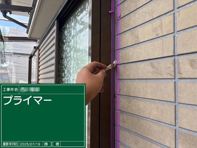 サッシまわりの目地へのプライマー塗布作業の様子