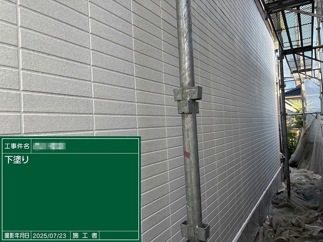 下塗りが均一に施されたサイディング外壁の全景