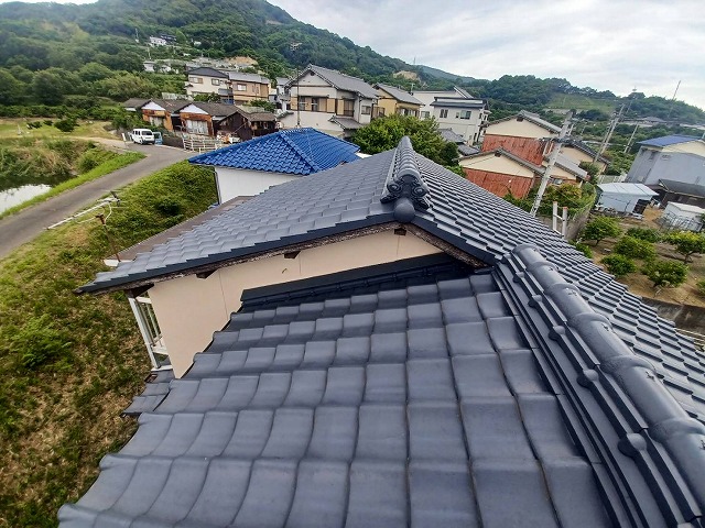屋根が段違いに設置されている取り合い部分の全景