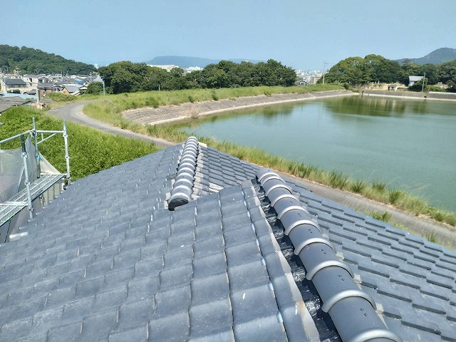 のし瓦を積まず七寸丸瓦のみで納めた棟の施工状況