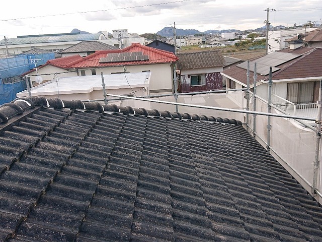 丸亀市にて塗装前の屋根修理、経年劣化で割れたモニエル瓦の差し替えやコーキング補修