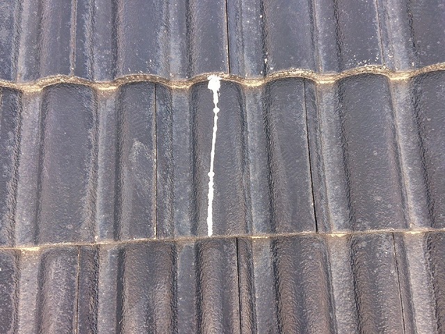 住宅屋根のひび割れたモニエル瓦のコーキング補修