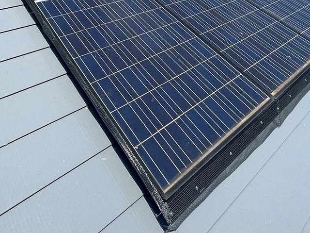 太陽光パネルの周囲にステンレス製の防鳥ネットをビス固定した状況