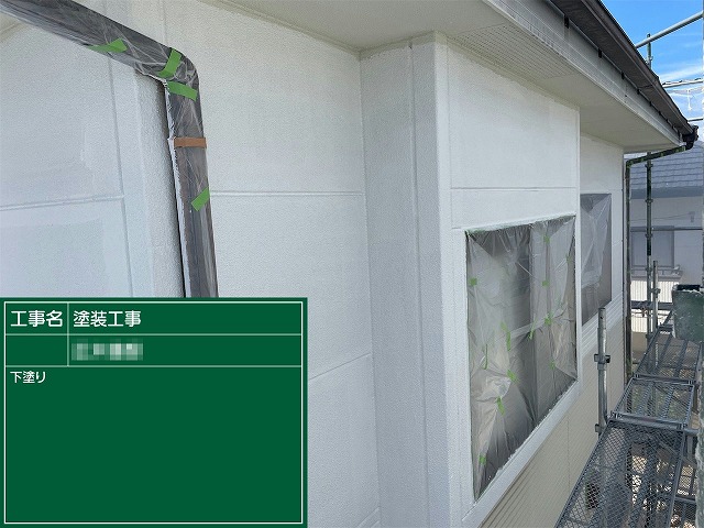 ALC外壁塗塗装工事の色ムラ防止を図る下塗り工程