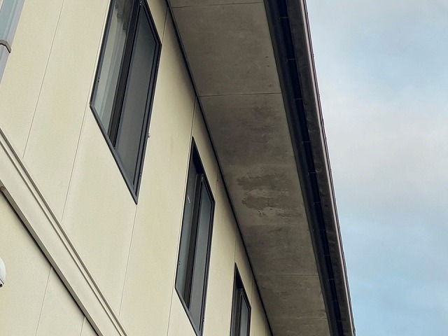 住宅無料点検で軒天のカビやシミを確認