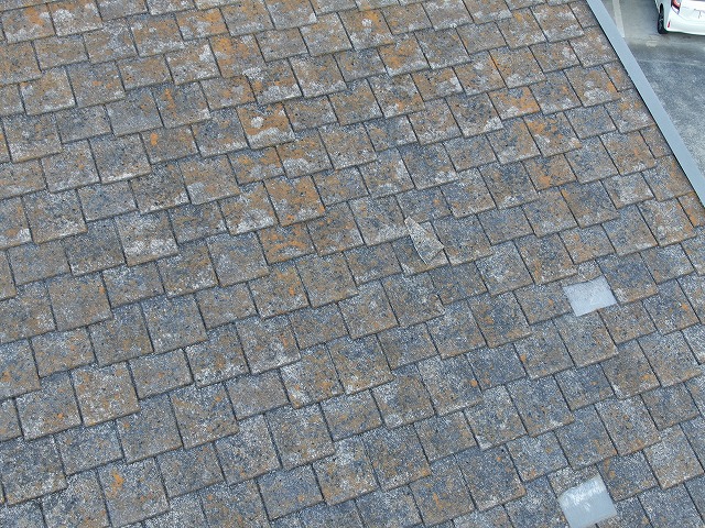 住宅の現場調査でノンアスベスト屋根の割れを確認