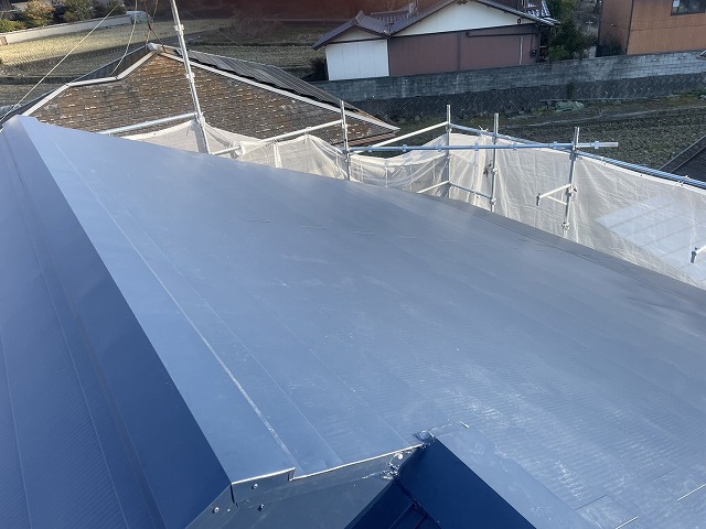屋根カバー工事の棟板金取り付け状況