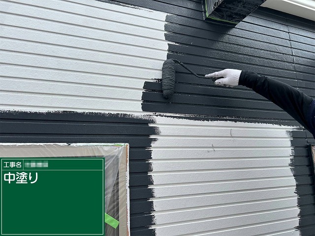 住宅建物塗装工事のサイディング外壁塗装中塗り施工