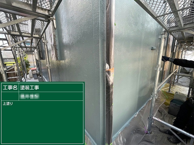 サイディング外壁塗装の上塗り施工状況