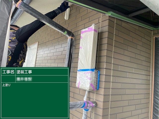 タイル調サイディングへのクリヤー塗装2回目の施工状況