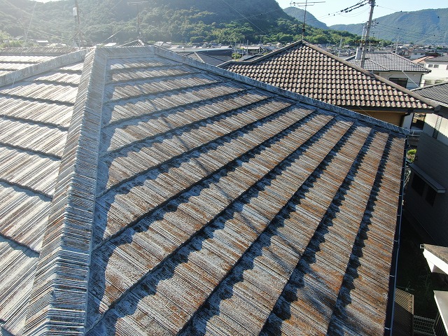 住宅屋根無料点検でモニエル瓦の色あせを確認