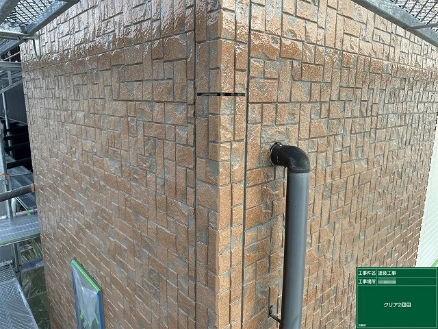 タイル柄サイディングに対するクリア塗装2回目の施行状況