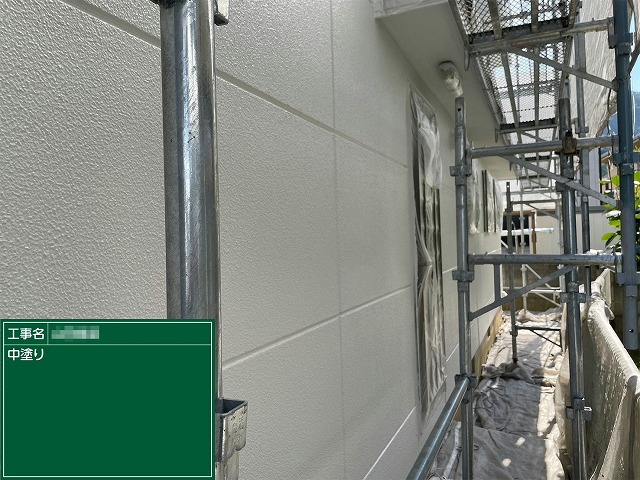 ALC外壁塗装3回塗り工程の中塗り施工