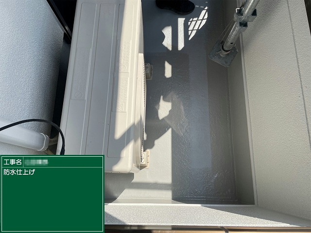 住宅ベランダ防水塗装のプ防水材塗布による防水層の形成