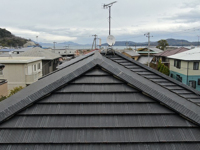 経年劣化による色あせが見られる住宅屋根の平板セメント瓦