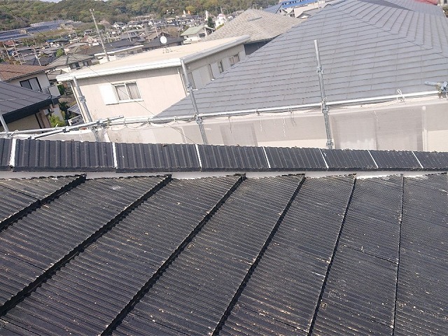 屋根メンテナンス漆喰詰め直し工程の棟瓦再設置