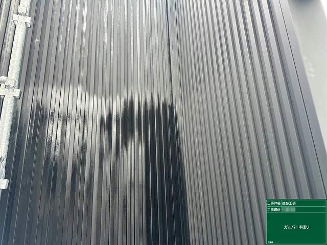 住宅建物のK型スパン外壁に対するスプレーガンによる中塗り