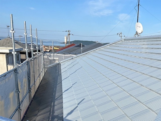 高松市の住宅屋根塗装工事、セメント瓦への上塗り仕上げで低下した防水性能を回復