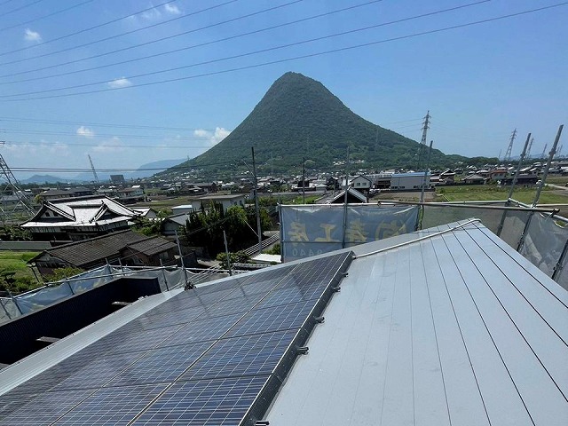 防鳥ネット取り付けによる鳥害対策と金属屋根塗装工事の完了状況