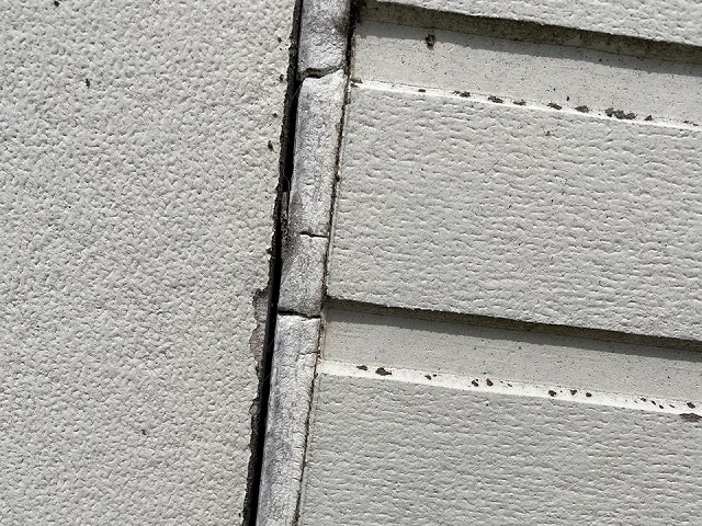 住宅の外壁点検でサイディング目地のコーキング切れを確認