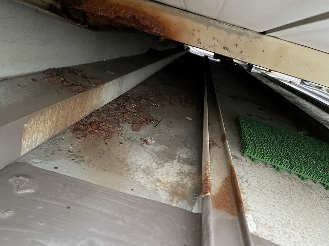 住宅の無料点検でチャンネルなどの金属部材にサビを確認