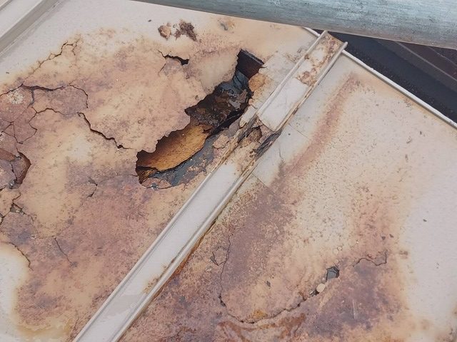 屋根部分カバーおよび塗装工事を行う住宅金属屋根の腐食