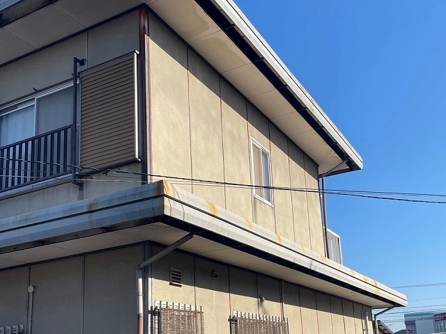 住宅の無料点検で樋隠しのサビを確認