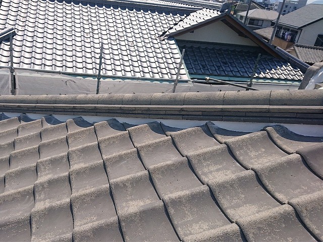 漆喰詰め直し工事の新しい漆喰を詰め込んで表面を均し終えた状況