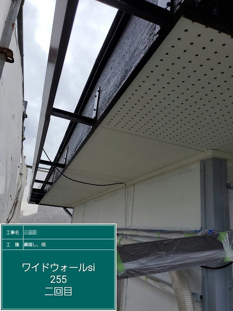樋隠し鉄部に対する上塗り完了後のツヤのある美しい仕上がり