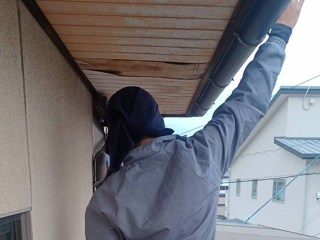 雨漏りの影響で傷みが生じた軒天の状況