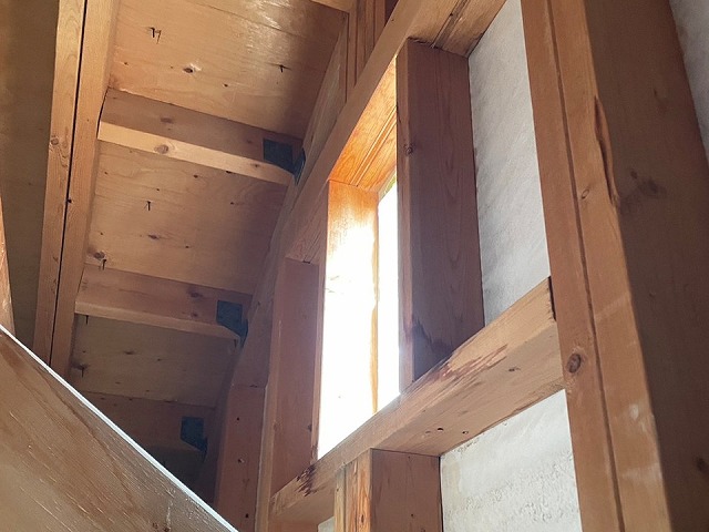小屋裏の妻換気周囲の木材に変色が見られる状況