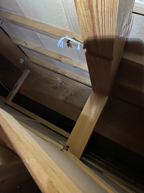 小屋裏の梁や垂木、野地板に見られる雨染みの状況