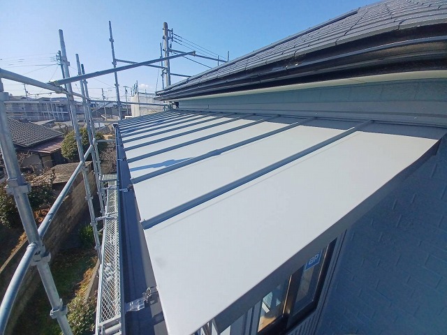 立平葺きによるガルバリウム鋼板屋根の施工が完成したサンルーム