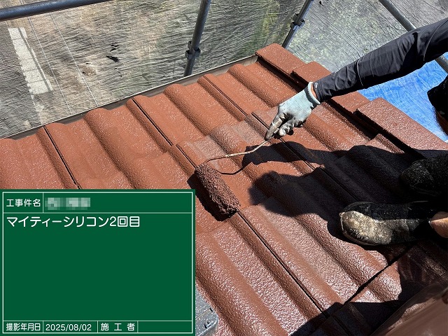 下屋根へのマイティーシリコン2回目塗装を行う様子
