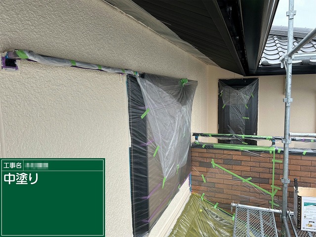 サイディング外壁塗装工事3回塗り工程の中塗りが完了