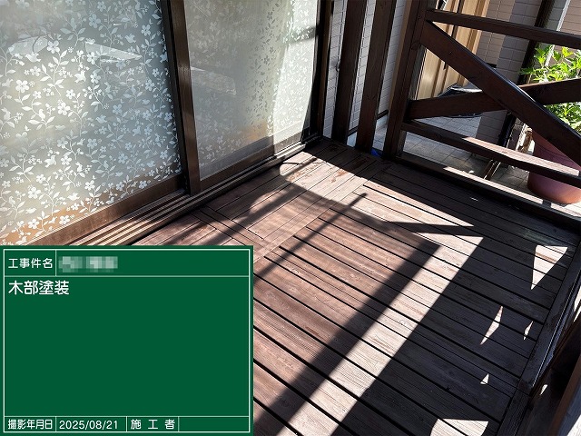浸透型塗料を用いたウッドデッキへの塗装が完了した様子