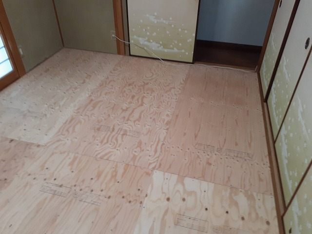 根太と構造用合板による床下地が完成した和室の全景