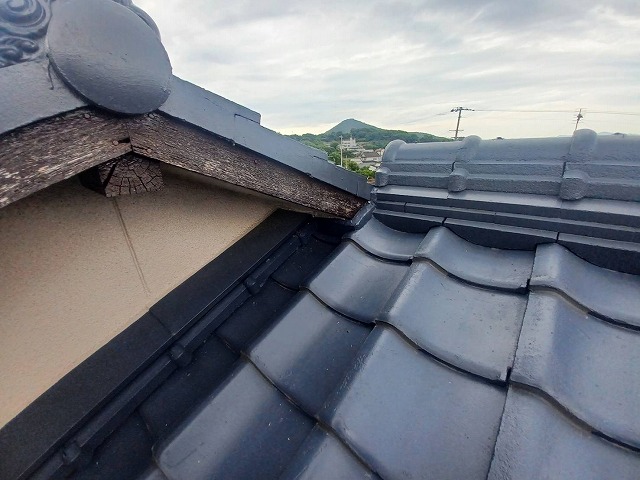 屋根雨漏り修理で取り合い部の瓦の間に生じたわずかな隙間を確認