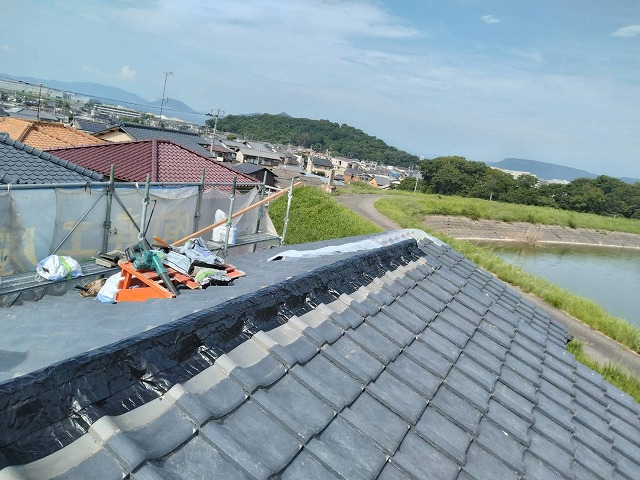乾式面戸シート取り付け後、丸瓦を被せる前の屋根頂部の様子