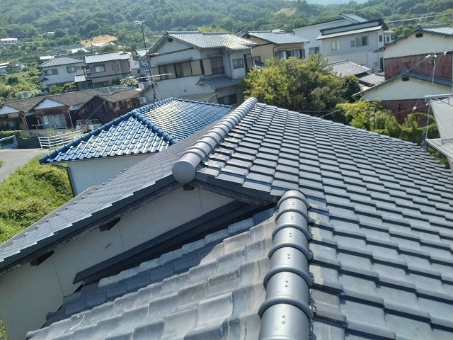 七寸丸瓦による棟の仕上げが完了した屋根の様子