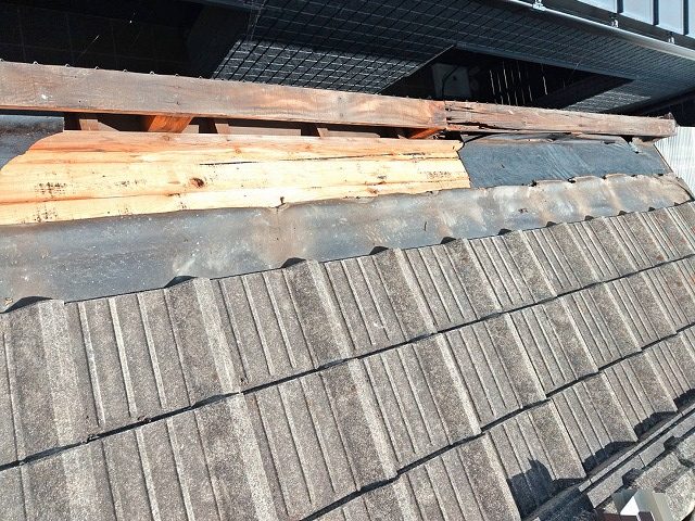 既存谷板金を撤去し野地板と防水シートが見える状態